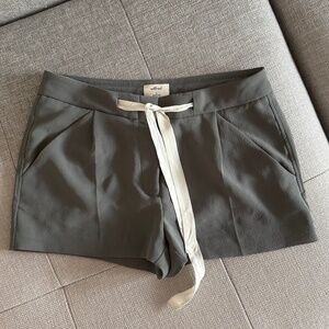 Aritzia Wilfred short- in very good condition Size 6